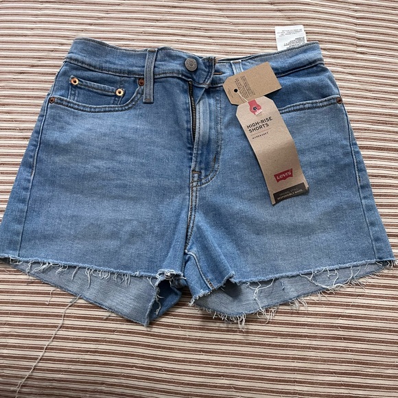 NWT Levi's High Rise
Shorts Light Wash
Sculpt Hypersoft Raw
Hem Denim Size W28 - Picture 6 of 7